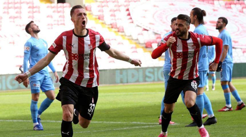  Sivassporlu Hakan Arslan takımındaki forvetleri geride bıraktı