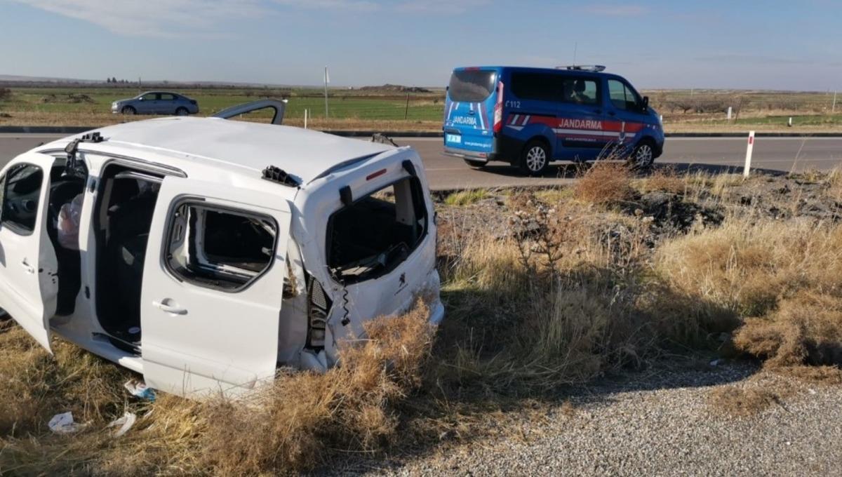 Kontrol&uuml;n&uuml; kaybeden ara&ccedil; taklalar atarak devrildi: 3 yaralı