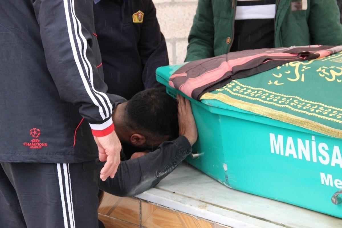 Evlilik teklifini kabul etmediği i&ccedil;in &ouml;ld&uuml;r&uuml;len gen&ccedil; kız Manisa&rsquo;da toprağa verildi