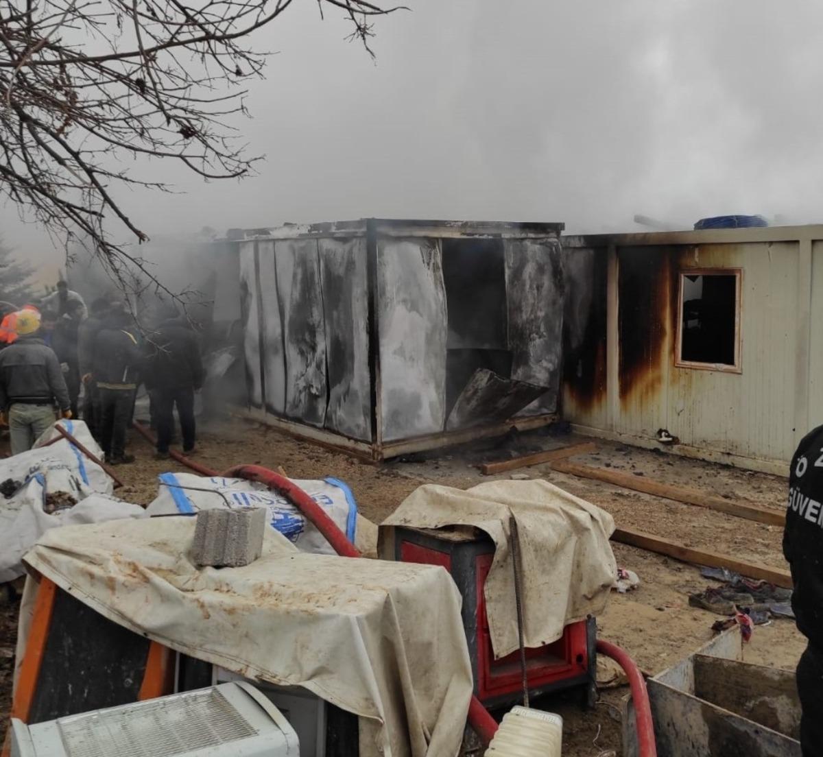 Elazığ&rsquo;da iş&ccedil;ilerin kaldığı 8 konteyner yanarak k&uuml;le d&ouml;nd&uuml;