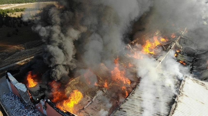 &Uuml;niversitenin deposunda yangın