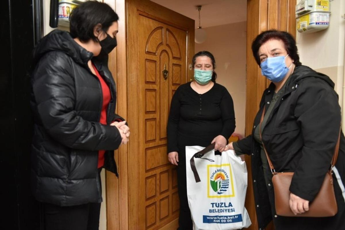 Tuzla Belediyesi beyaz baston hediye etti