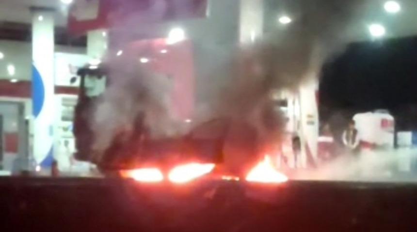Akaryakıt istasyonunda otomobil alev alev yandı