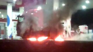 Akaryakıt istasyonunda otomobil alev alev yandı