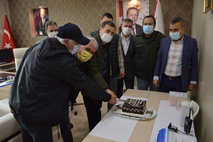 Erdekli gazetecilere pastalı kutlama G1