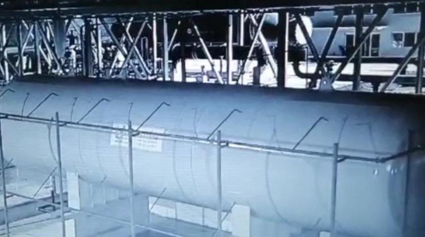 Kaymakamlıkta g&uuml;venlik g&ouml;revlisi ile 4 arkadaşı kablo hırsızlığından tutuklandı