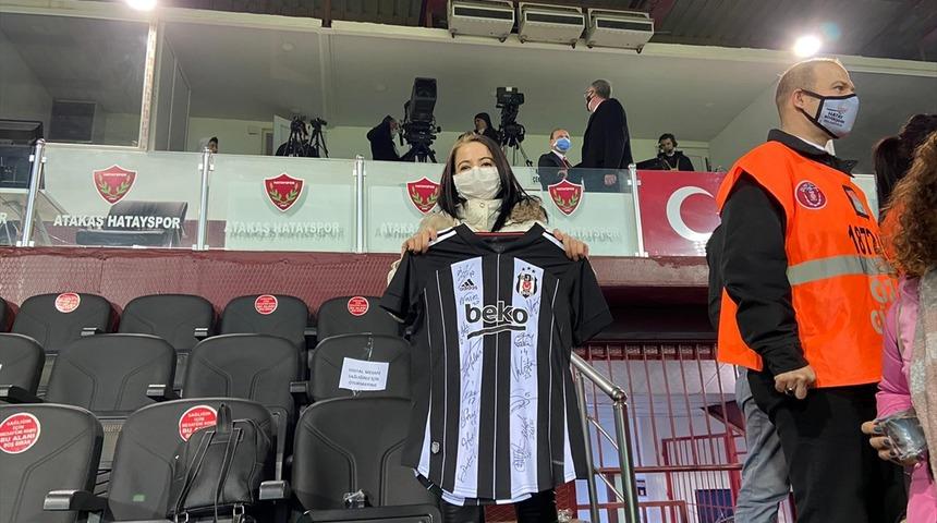 Hatay'da kanser hastası kadının Beşiktaş ma&ccedil;ını izleme hayali ger&ccedil;ek oldu