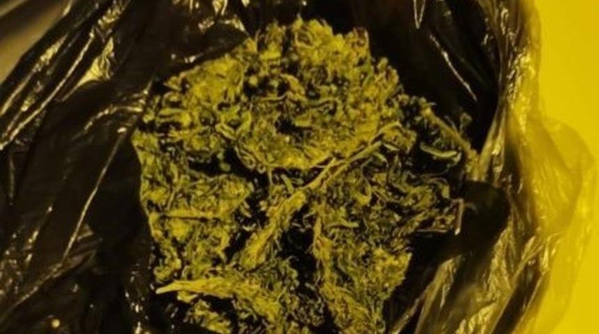 Ticari taksi i&ccedil;indeki şahısların &uuml;zerinden uyuşturucu &ccedil;ıktı