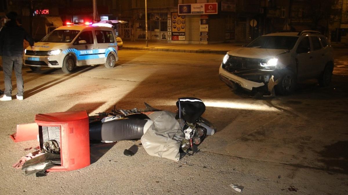 İki ara&ccedil; kaza yaptı, biri savrulup motosikletli kuryeye  &ccedil;aptı