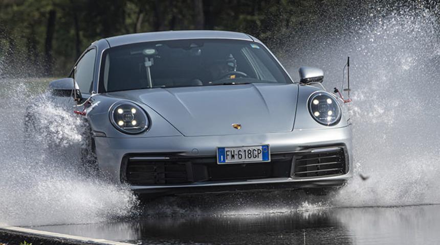 Araba ile suya hızla girilince hangi parçalar etkilenir?