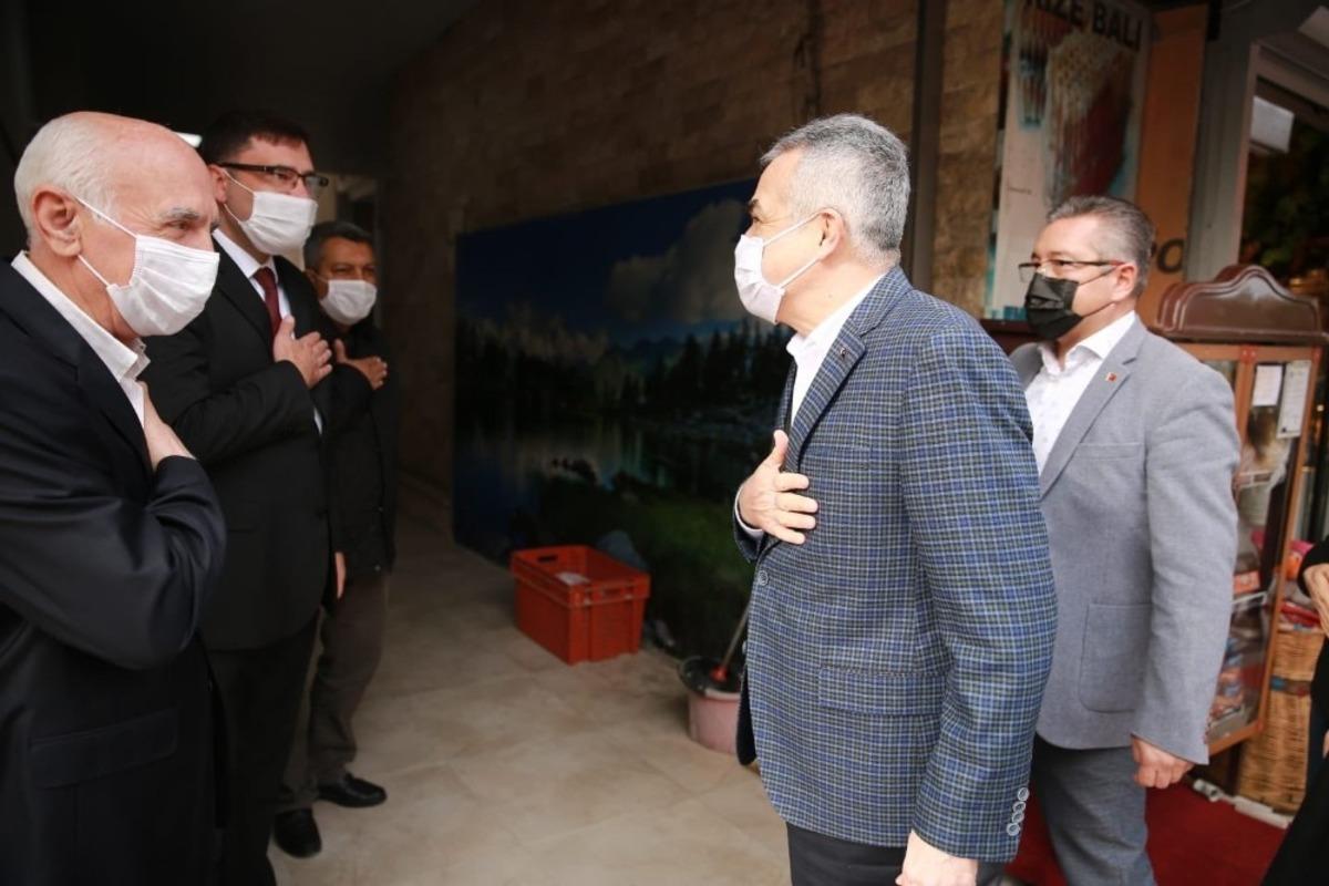 AK Partili Savaş, MHP Kuşadası İl&ccedil;e Başkanı İnan ve y&ouml;netim kurulu &uuml;yeleri ile g&ouml;r&uuml;şt&uuml;