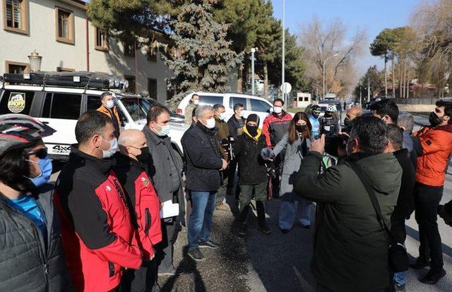 Sokak hayvanları için yem ve mama bırakıldı