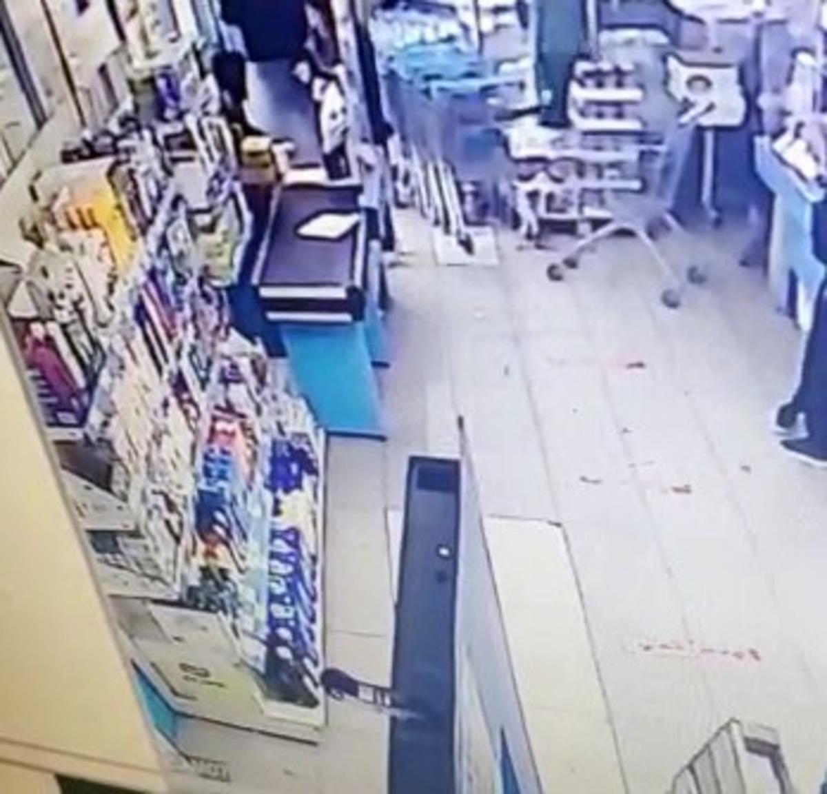 (&Ouml;zel) Pişkin hırsız market &ccedil;alışanın elini ısırdı