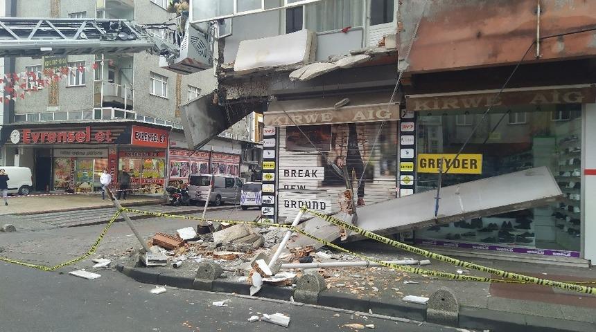 Sultangazi’de 5 katlı bir binanın balkonu çöktü