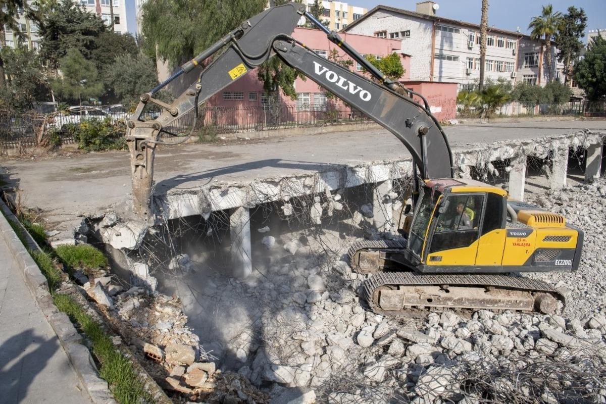 Katlı otopark &ccedil;alışmaları t&uuml;m hızıyla devam ediyor