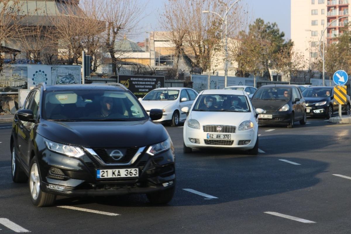 56 saatlik kısıtlama bitti Diyarbakır&rsquo;da trafik yoğunluğu başladı