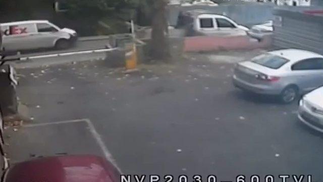 (Özel) Kadıköy’de park halindeki kamyonetten karot makinesinin çalınması kamerada