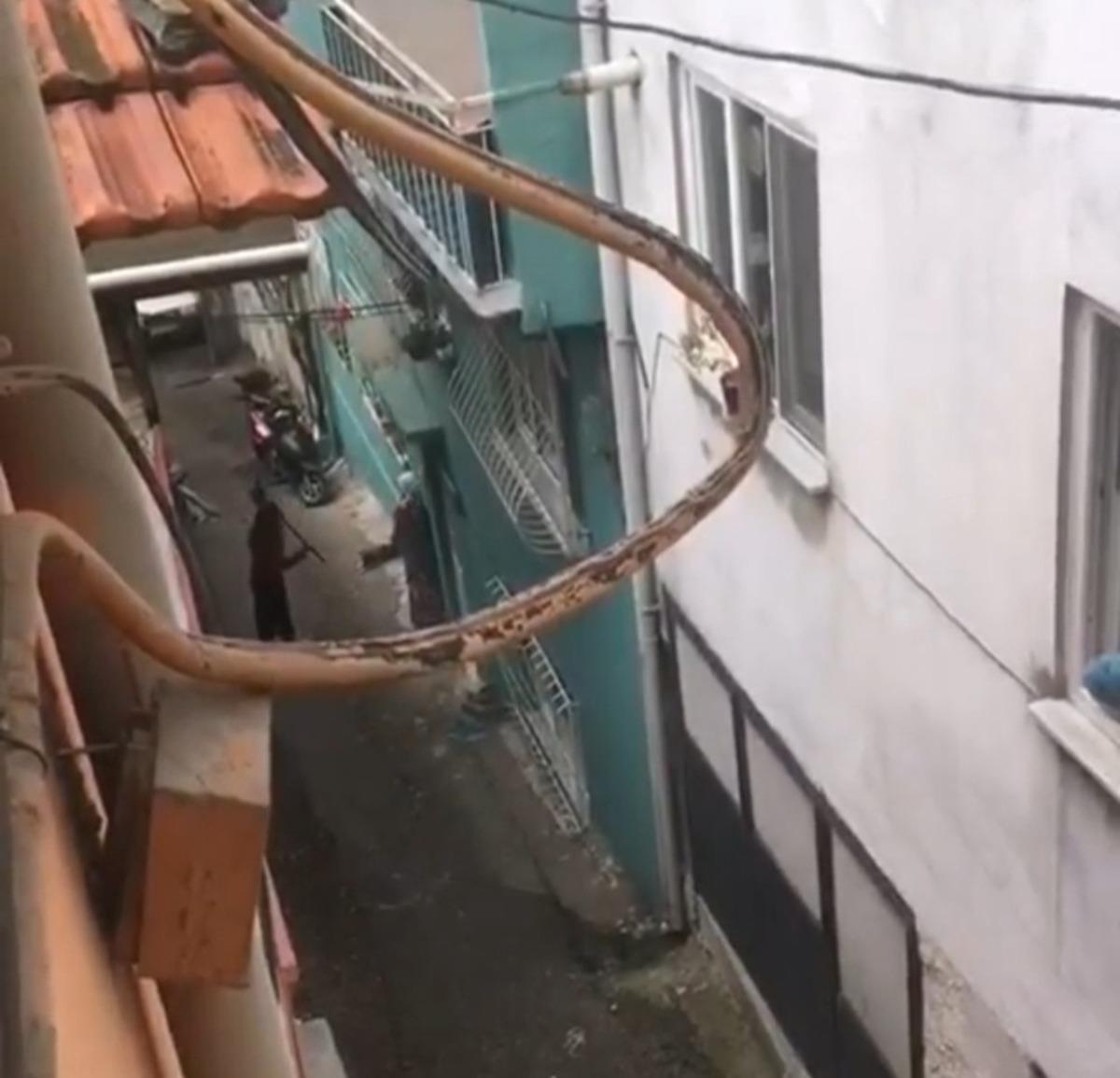 Bursa&rsquo;da &ccedil;aydanlıkla polise saldıran kadın serbest kalınca mahalle sakinlerine sopayla saldırdı