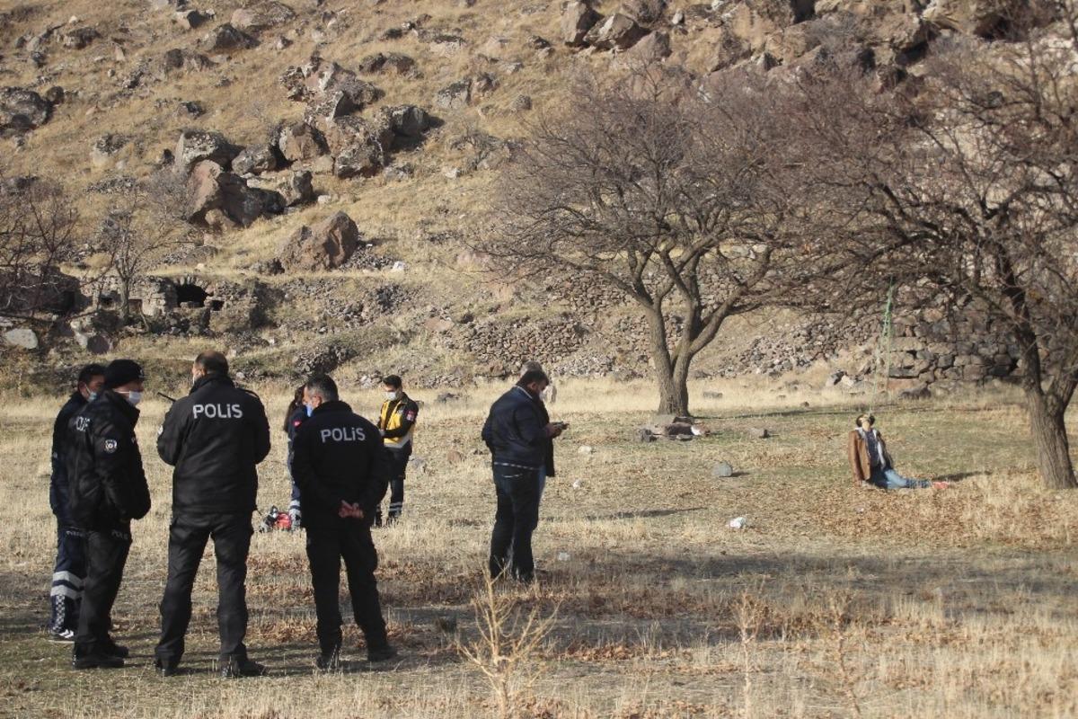 Kayseri&rsquo;de dağlık alanda ağaca asılı erkek cesedi bulundu