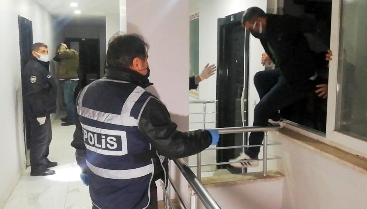 Kumar baskınında &ccedil;atıdan ka&ccedil;maya &ccedil;alışanlar film gibi operasyonla yakalandı
