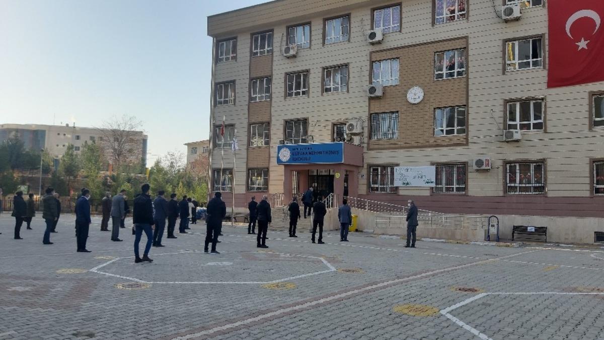 Mardin&rsquo;de bayrak t&ouml;reni eşliğinde İstiklal Marşı okundu