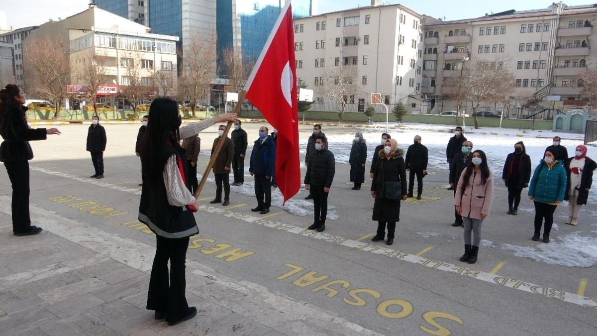 Van&rsquo;da bayrak t&ouml;reni