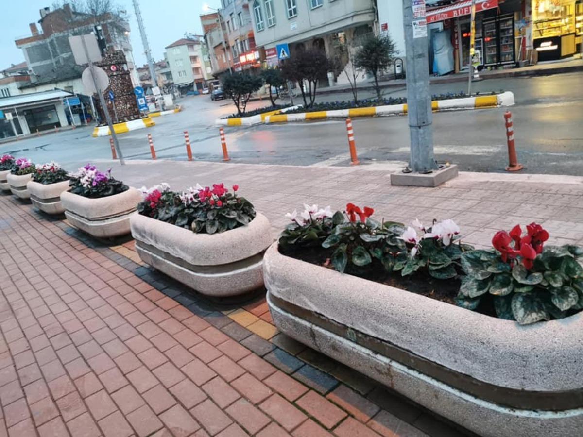 İvrindi&rsquo;de meydanlar &ccedil;i&ccedil;ekler a&ccedil;tı