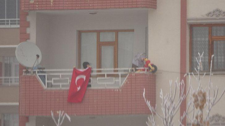 Dondurucu soğukta yürekleri ısıtan bayrak töreni G1