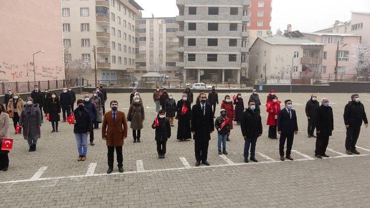 Dondurucu soğukta yürekleri ısıtan bayrak töreni G2