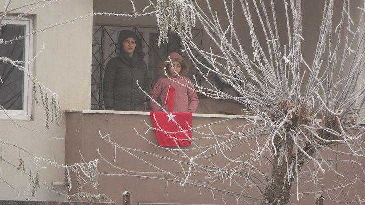 Dondurucu soğukta yürekleri ısıtan bayrak töreni G3