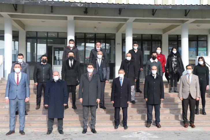 Aşkale’de protokol ve öğretmenler İstiklal Marşı’nı okumak için toplandı G1