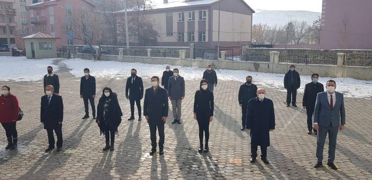 Aşkale’de protokol ve öğretmenler İstiklal Marşı’nı okumak için toplandı G2