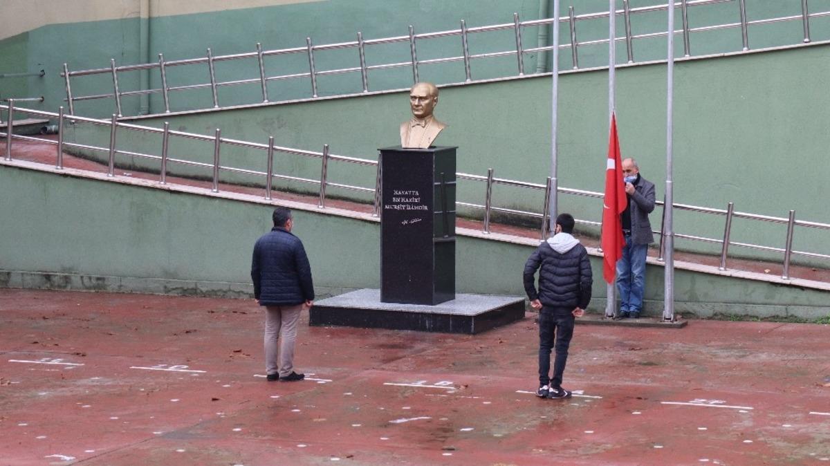 Kocaeli&rsquo;deki bayrak t&ouml;renine, vatandaşlar da kaldırımlardan eşlik etti