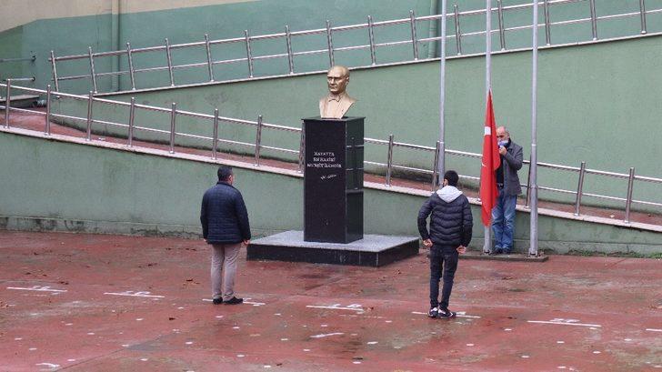 Kocaeli’deki bayrak törenine, vatandaşlar da kaldırımlardan eşlik etti G1