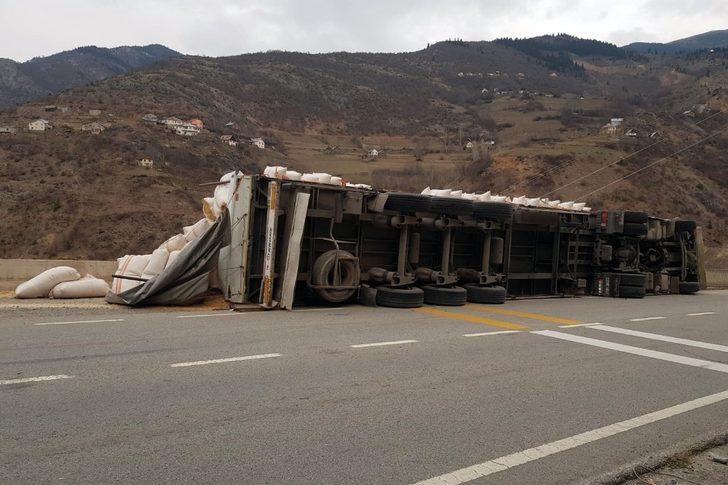 Gümüşhane’de saman yüklü tır devrildi: 2 yaralı G2