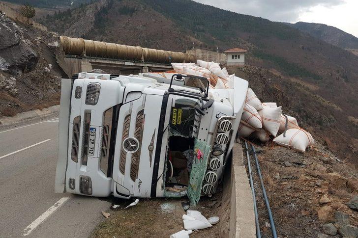 Gümüşhane’de saman yüklü tır devrildi: 2 yaralı G3