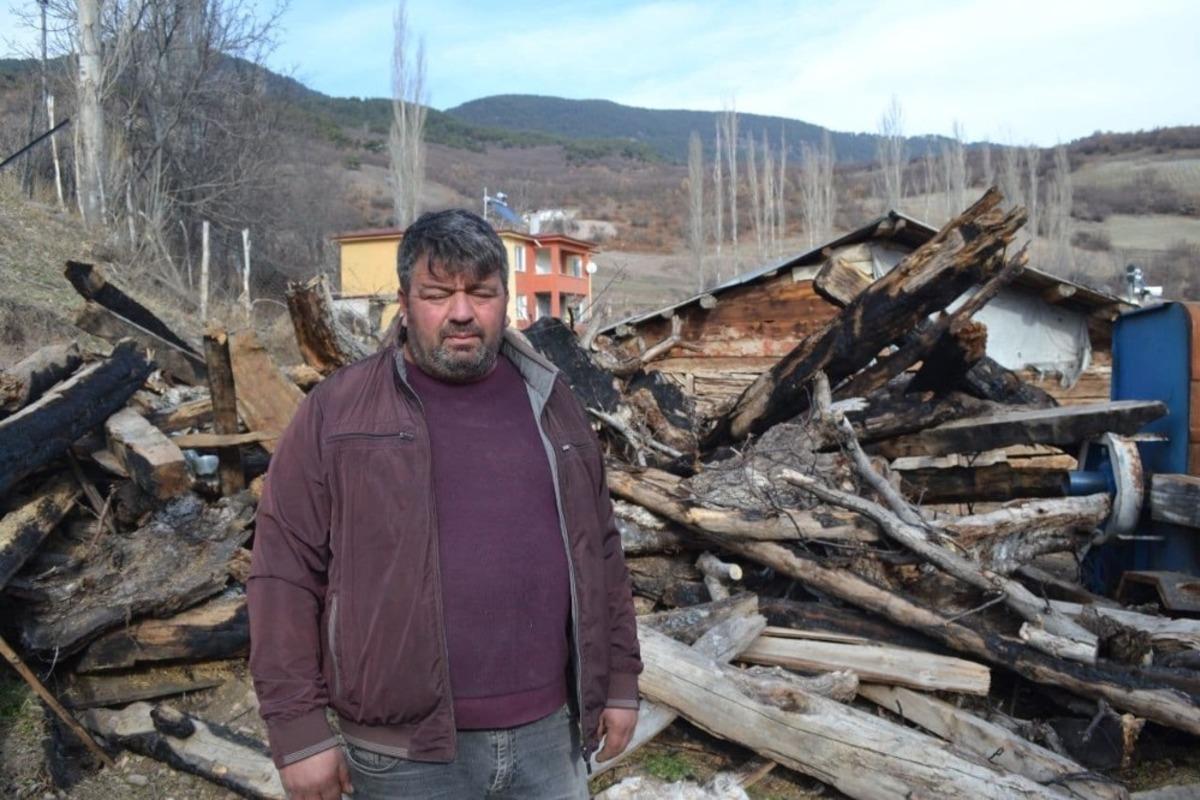 Samanlığı k&uuml;l oldu, &ccedil;aresizce d&uuml;ş&uuml;n&uuml;rken yardım gecikmedi