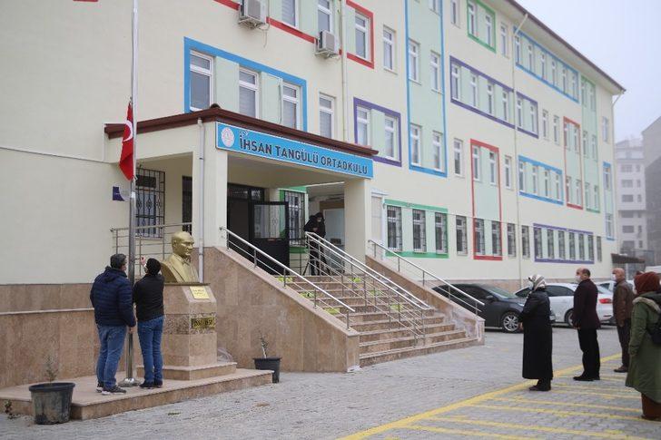 Elazığ’da bayrak töreni eşliğinde istiklal Marşı okundu G2