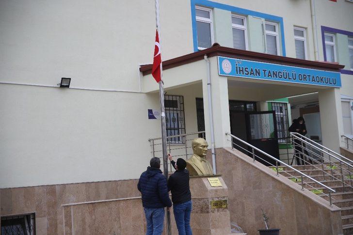 Elazığ’da bayrak töreni eşliğinde istiklal Marşı okundu G3