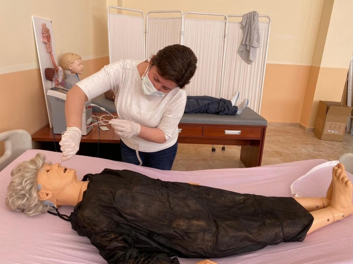 &Uuml;niversite eğitimine laboratuvar malzemesi desteği