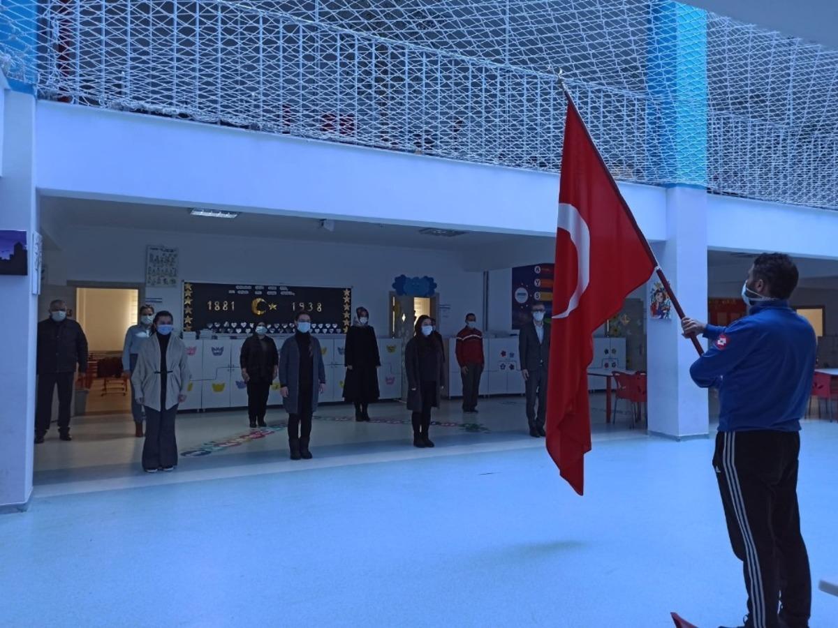&Ouml;ğretmenler okulda &ouml;ğrenciler de evlerinde bayrak t&ouml;renine eşlik etti