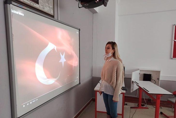 Öğretmenler okulda öğrenciler de evlerinde bayrak törenine eşlik etti G3