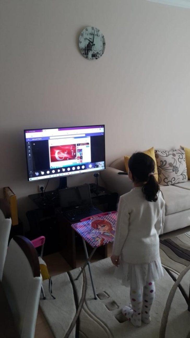 Öğretmenler okulda öğrenciler de evlerinde bayrak törenine eşlik etti G4