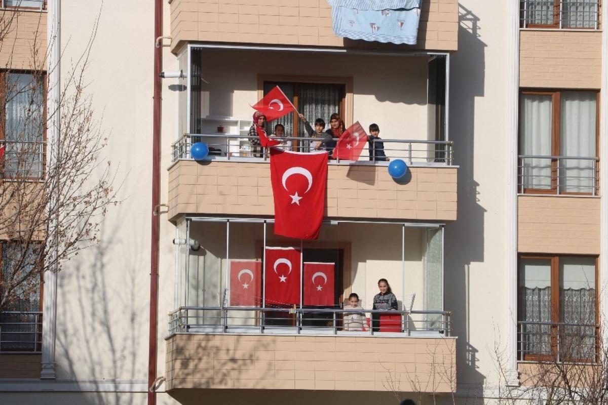Sivas&rsquo;ta İstiklal Marşı coşkusu renkli g&ouml;r&uuml;nt&uuml;ler oluşturdu