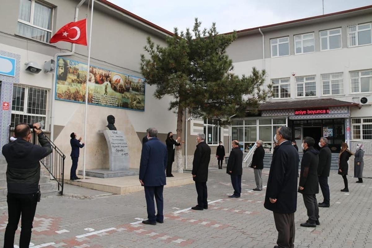 K&uuml;tahya&rsquo;daki b&uuml;t&uuml;n okullarda İstiklal Marşı okundu