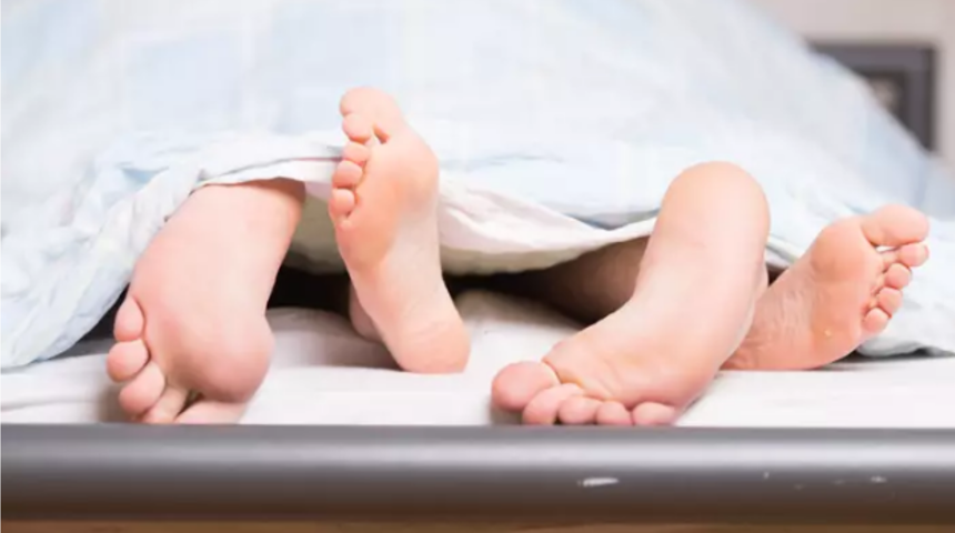 Sağlık otoriteleri uyardı: 'Covid-19'dan korunmak i&ccedil;in sevişirken 1.5 metre ayrı kalın'