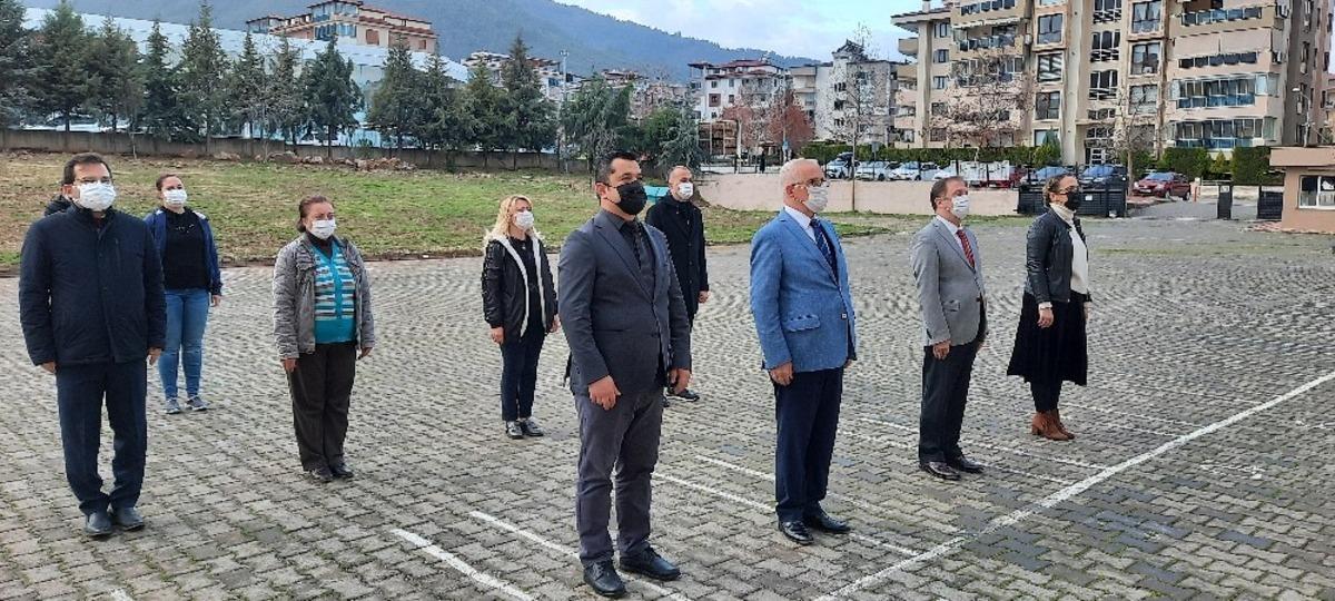 Okul &ouml;zlemini İstiklal Marşı ile giderdiler