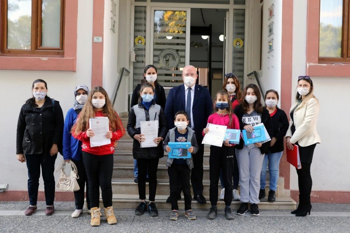 Menteşe Belediyesi 110 &ouml;ğrenciye tablet dağıttı