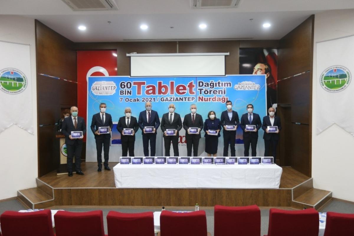 60 bin tablet Gaziantepli &ouml;ğrencilerle buluştu