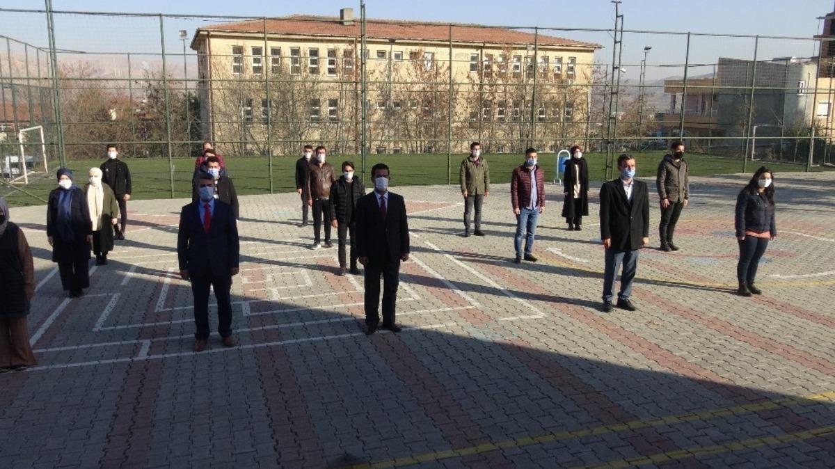 Gerc&uuml;ş&rsquo;te bayrak t&ouml;reni eşliğinde İstiklal Marşı okundu